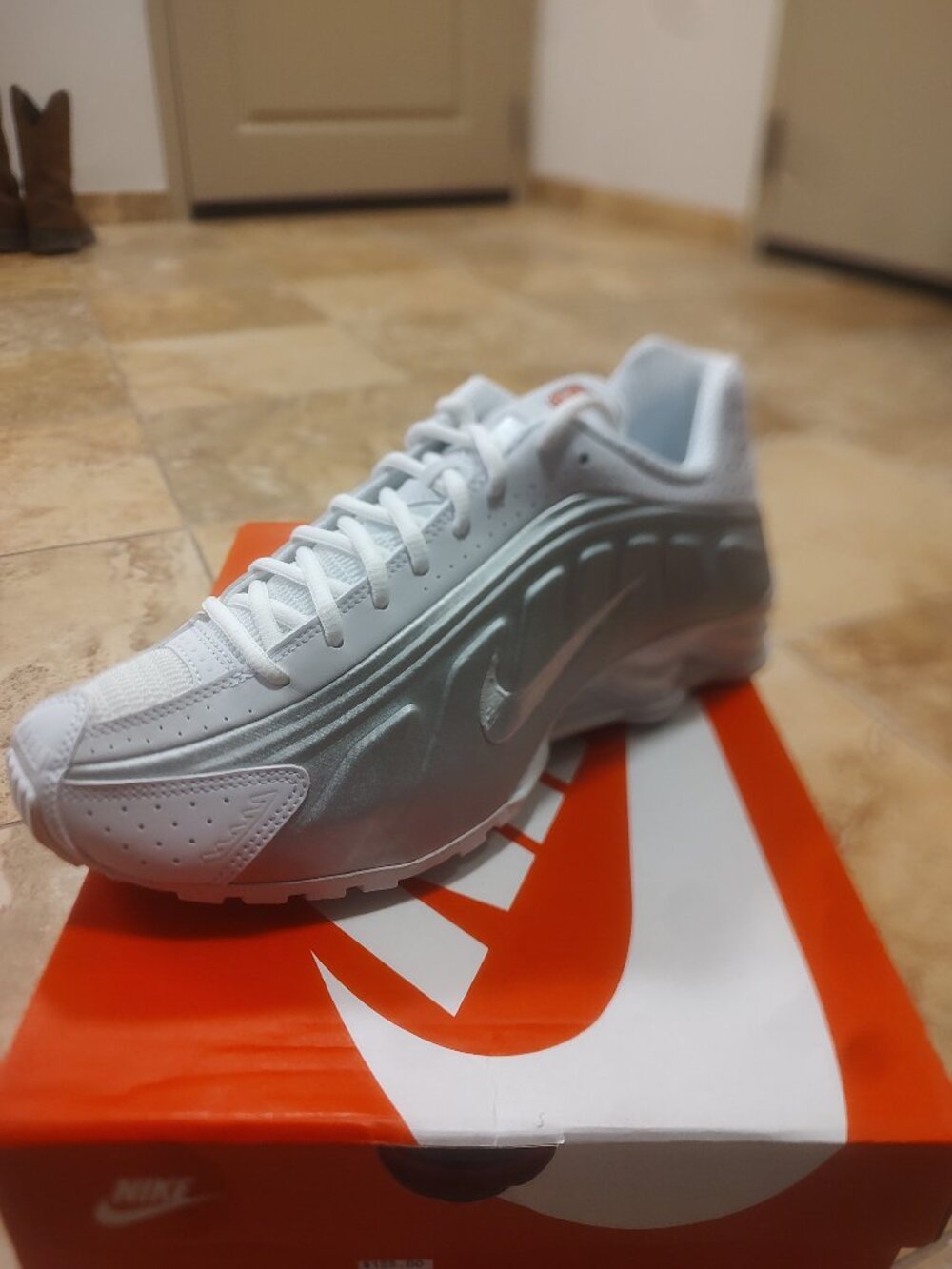 NIKE SHOX R4 White Metallic Size 8.5